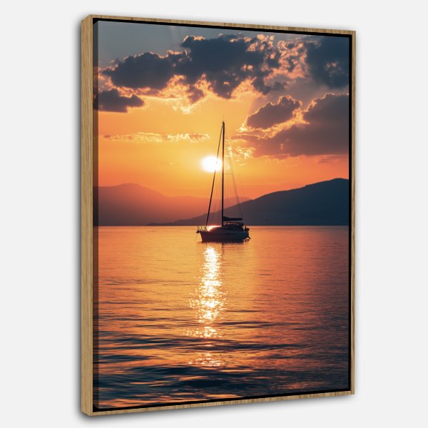 Photo de Lever de Soleil avec Yacht à l'Horizon