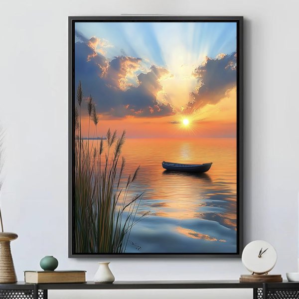 Peinture Sereine de Coucher de Soleil sur une Mer Calme avec Bateau et Roseaux