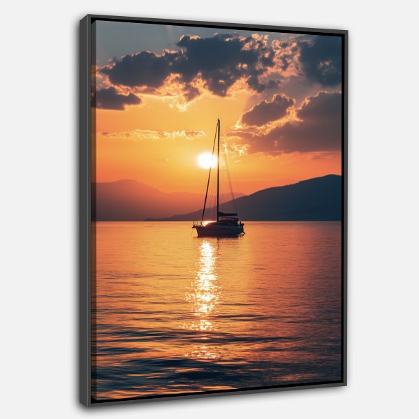 Photo de Lever de Soleil avec Yacht à l'Horizon