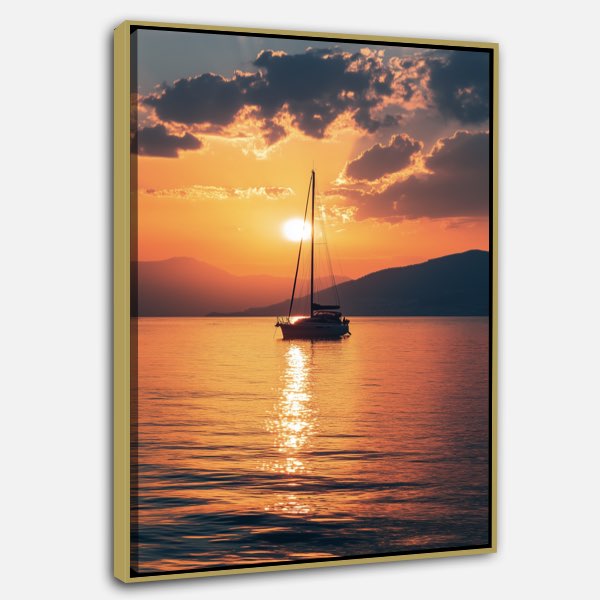 Photo de Lever de Soleil avec Yacht à l'Horizon